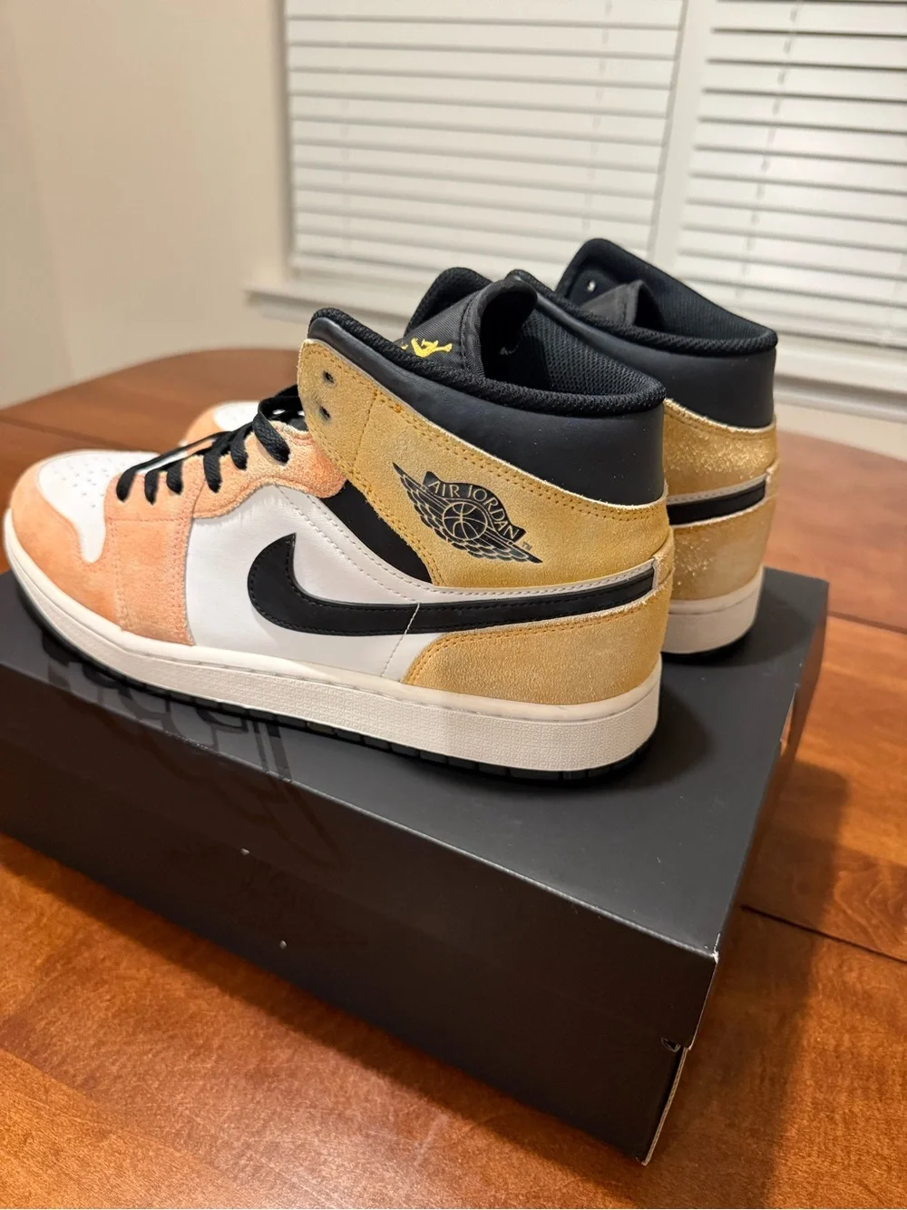 Jordan 1 Mid SE Flight Club